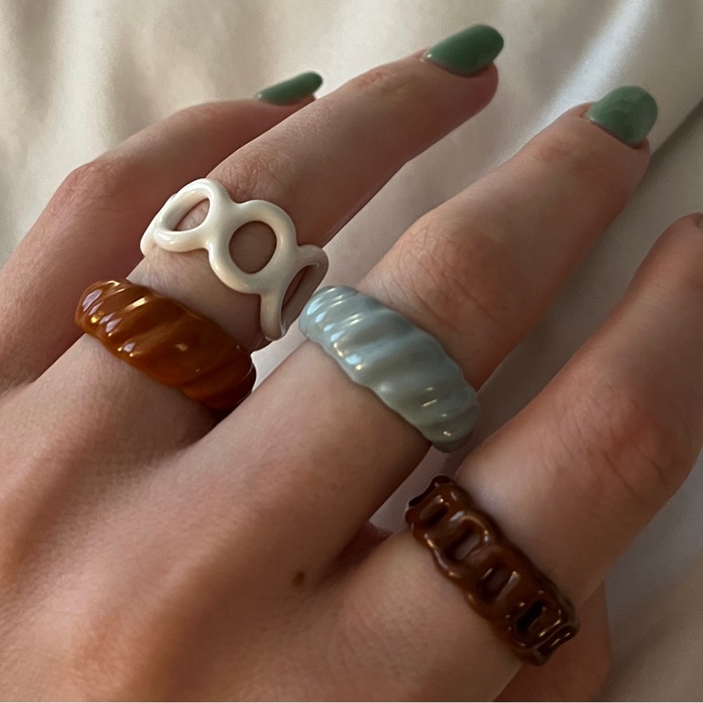 ✨Mega Bundle✨ Colourful Funky Acrylic Rings - Picture 5 of 5